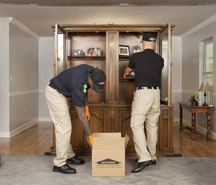 SERVPRO employee pack out a home's items